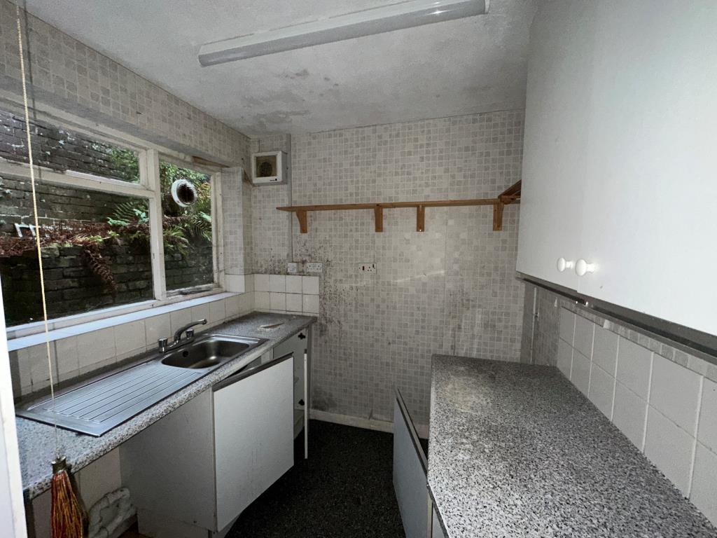 Lot: 37 - SUBSTANTIAL MIXED USE BUILDING WITH POTENTIAL - 14a Tower Road Kitchen